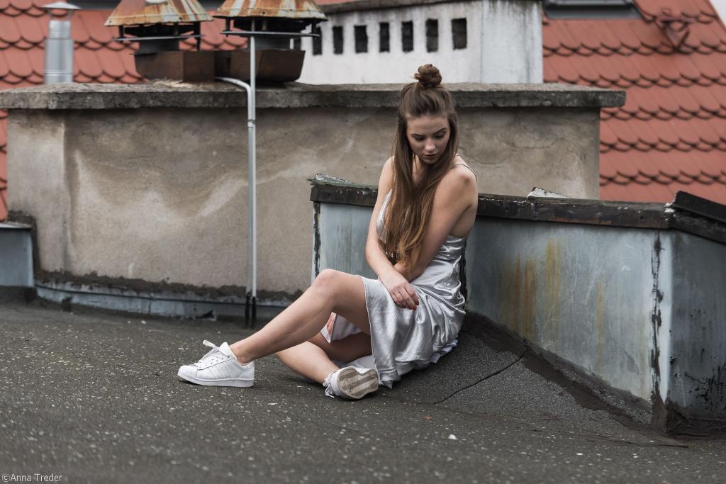 stylizacja z długą sukienką i sportowymi butami outletmax autorstwa szczecińskiej blogerki Joannyvi w obiektywie Anny Treder.