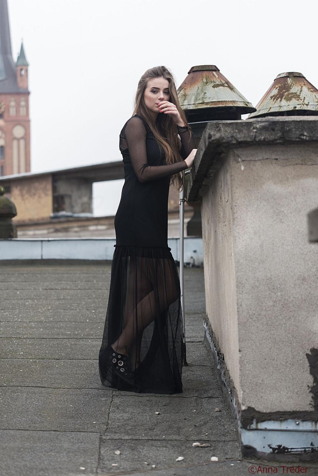 Joannavi w obiektywie Anny Treder. Blogerka ma na sobie buty Proenza Schouler z outletmax.pl i sukienkę zara.